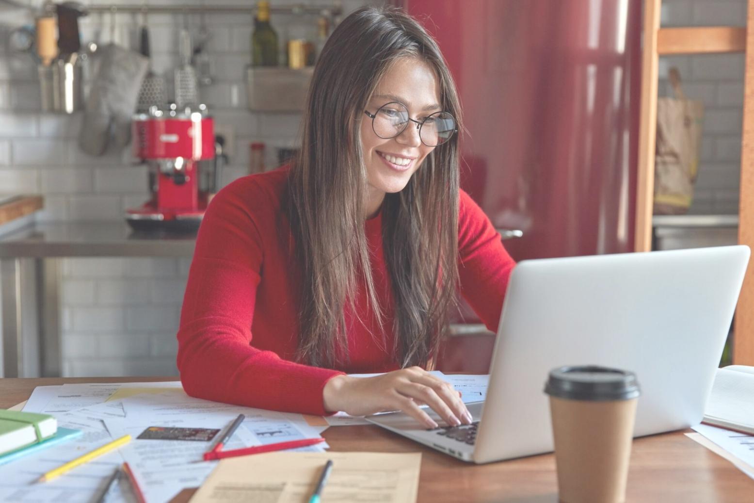 Análisis financiero con gráficos y calculadoras sobre escritorio