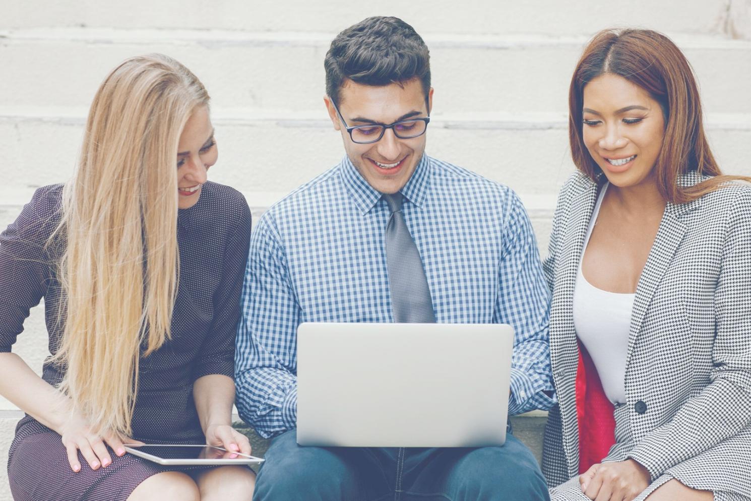 Profesionales trabajando en sesión de planificación educativa