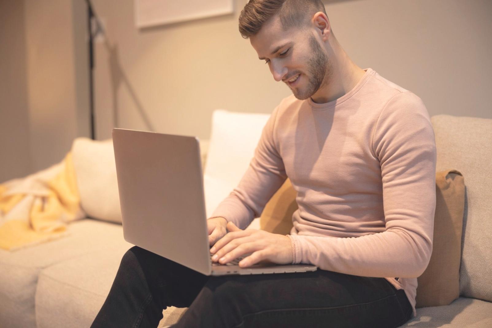 Estudiantes trabajando en equipo analizando datos financieros en computadoras